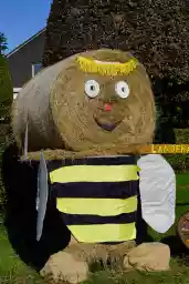 'Biene aus Stroh' in a higher resolution